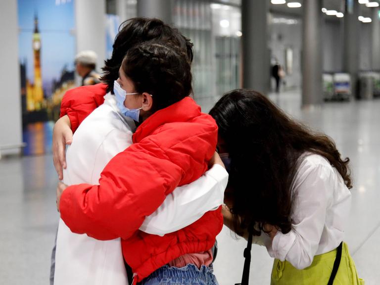 Familienangehörige umarmen sich am Flughafen (Hannover,  01.09.2025)