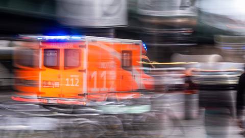 Rettungswagen (RTW) der Berliner Feuerwehr mit Blaulicht unterwegs zu einem Einsatz in Berlin.