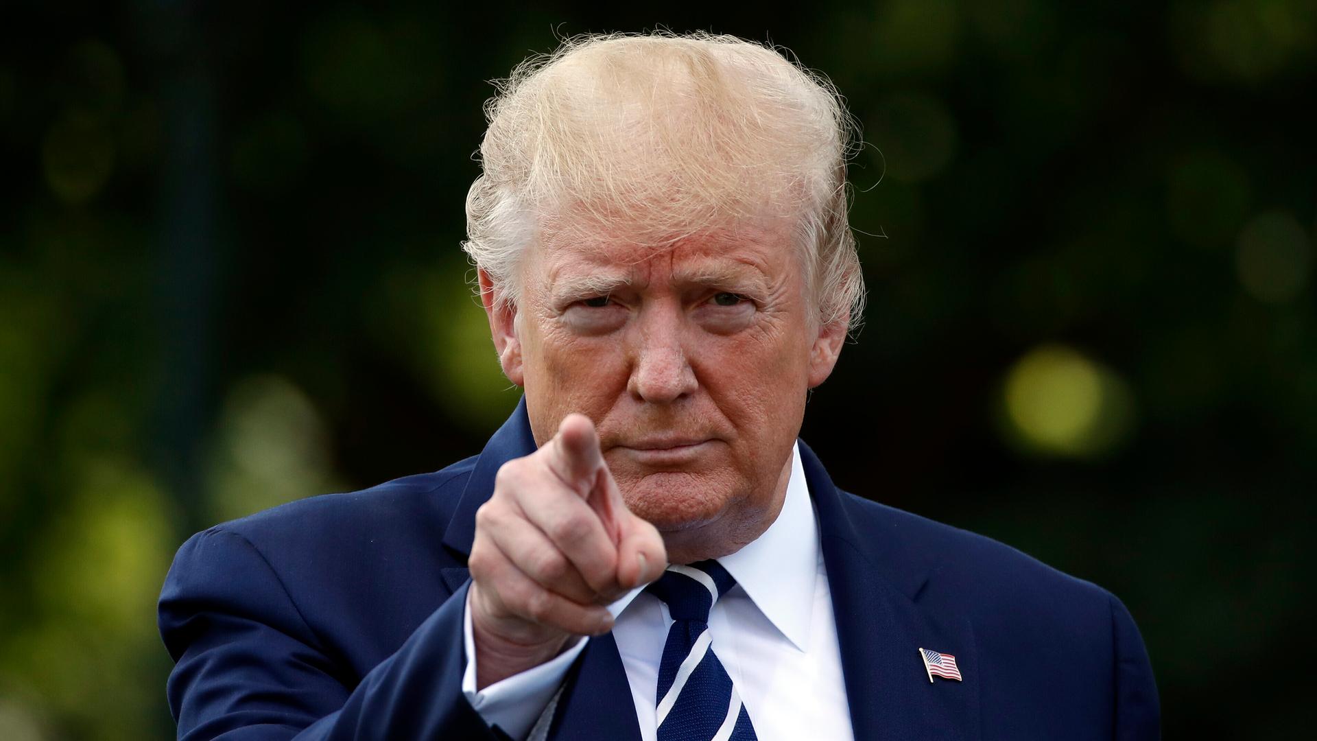 Donald Trump zeigt auf Dinge