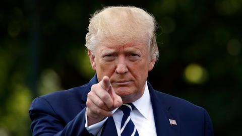 Donald Trump zeigt auf Dinge