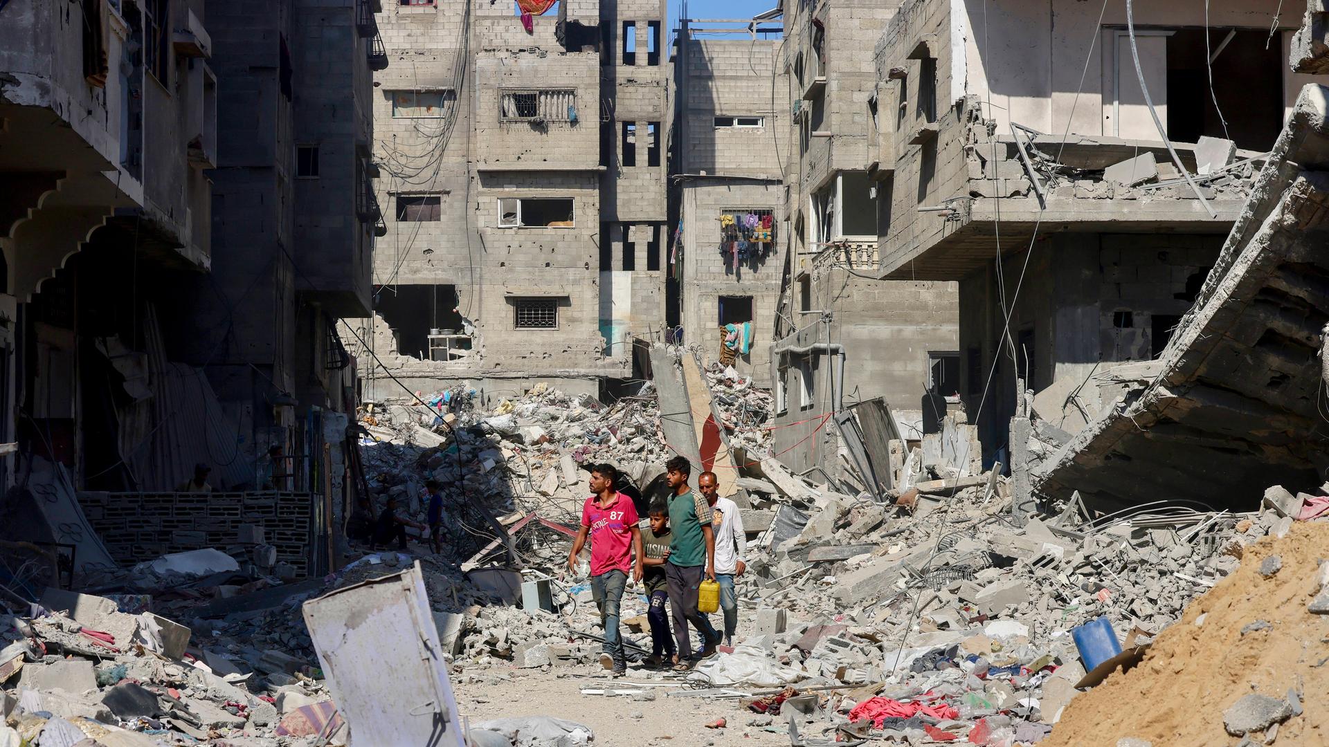 Menschen laufen durch Trümmerlandschaft in Khan Yunis, Südgaza (16.10.2025) Menschen laufen durch Trümmerlandschaft in Khan Yunis, Südgaza (16.10.2025)