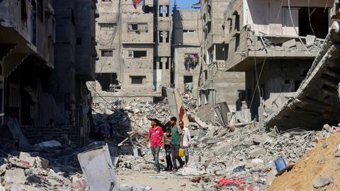 Menschen laufen durch Trümmerlandschaft in Khan Yunis, Südgaza (16.10.2025)