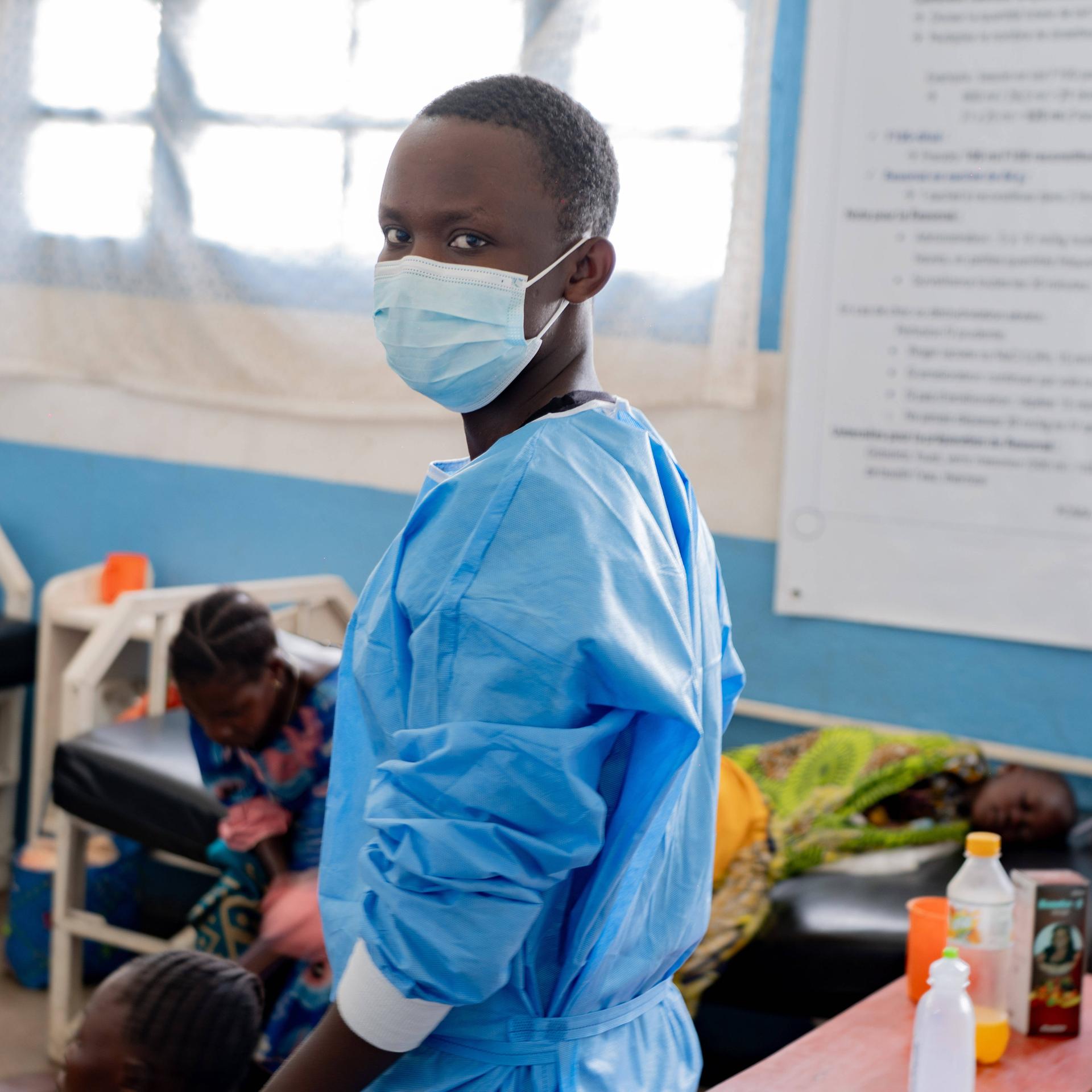 Ein Mitarbeiter des Gesundheitswesens mit Maske ist im allgemeinen Referenzkrankenhaus in Rwampara im Osten der Demokratischen Republik Kongo zu sehen.