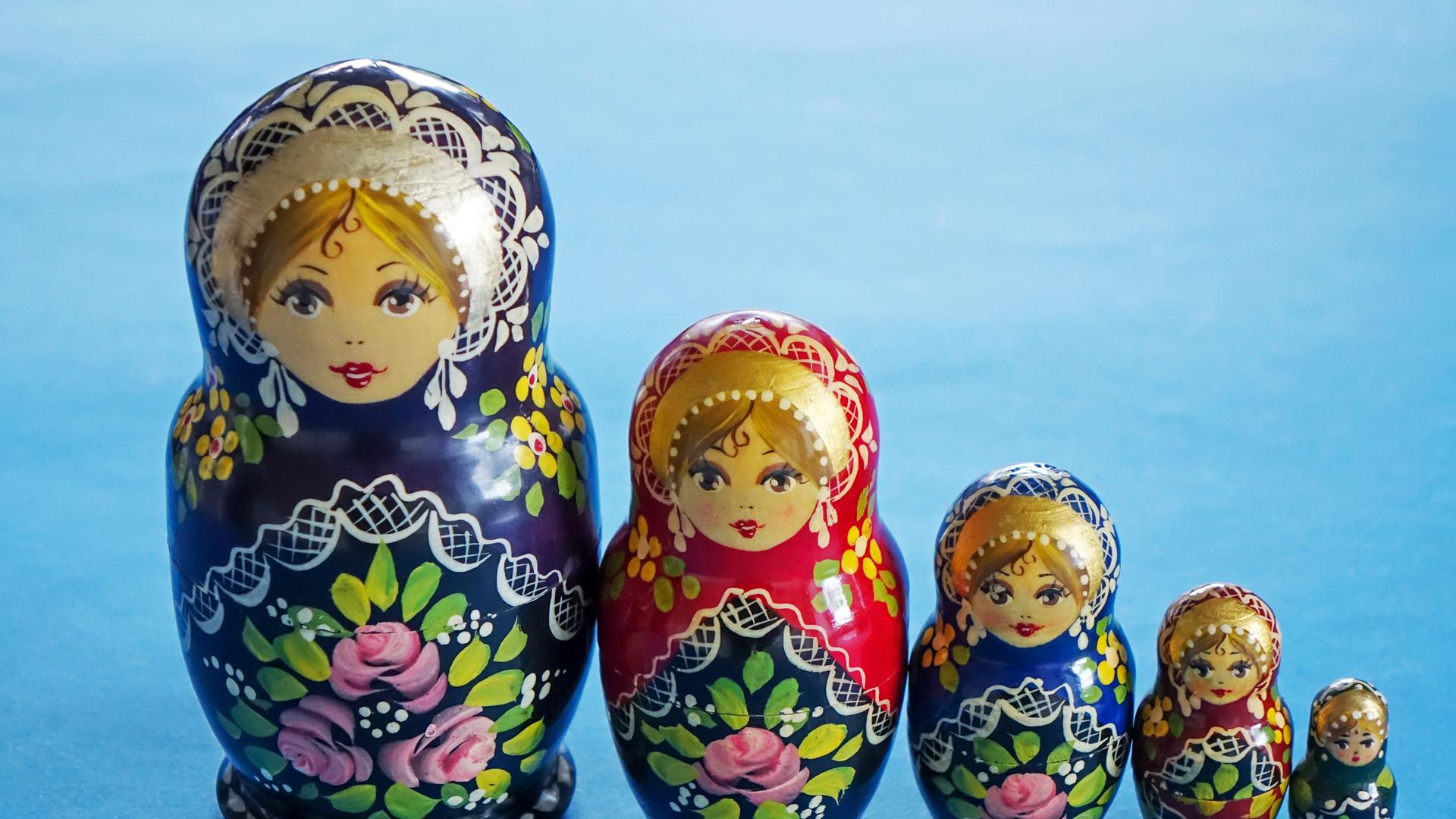 Matroschka sind russische Puppen, die ineinandergesteckt und immer kleiner werden Matroschka sind russische Puppen, die ineinandergesteckt und immer kleiner werden