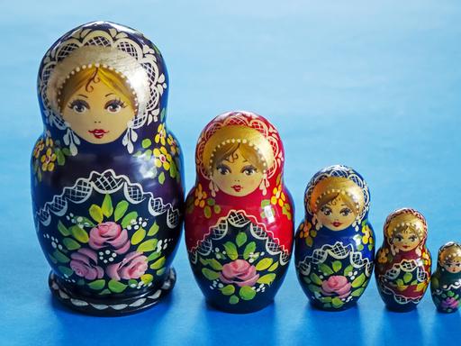 Matroschka sind russische Puppen, die ineinandergesteckt und immer kleiner werden Matroschka sind russische Puppen, die ineinandergesteckt und immer kleiner werden