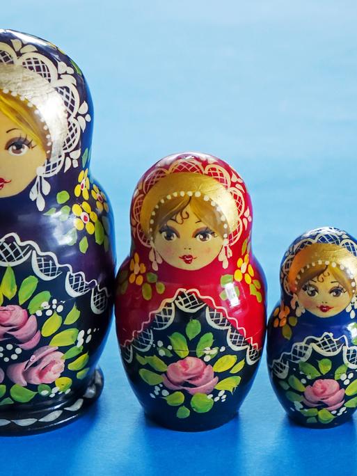 Matroschka sind russische Puppen, die ineinandergesteckt und immer kleiner werden Matroschka sind russische Puppen, die ineinandergesteckt und immer kleiner werden