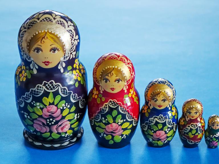 Matroschka sind russische Puppen, die ineinandergesteckt und immer kleiner werden Matroschka sind russische Puppen, die ineinandergesteckt und immer kleiner werden