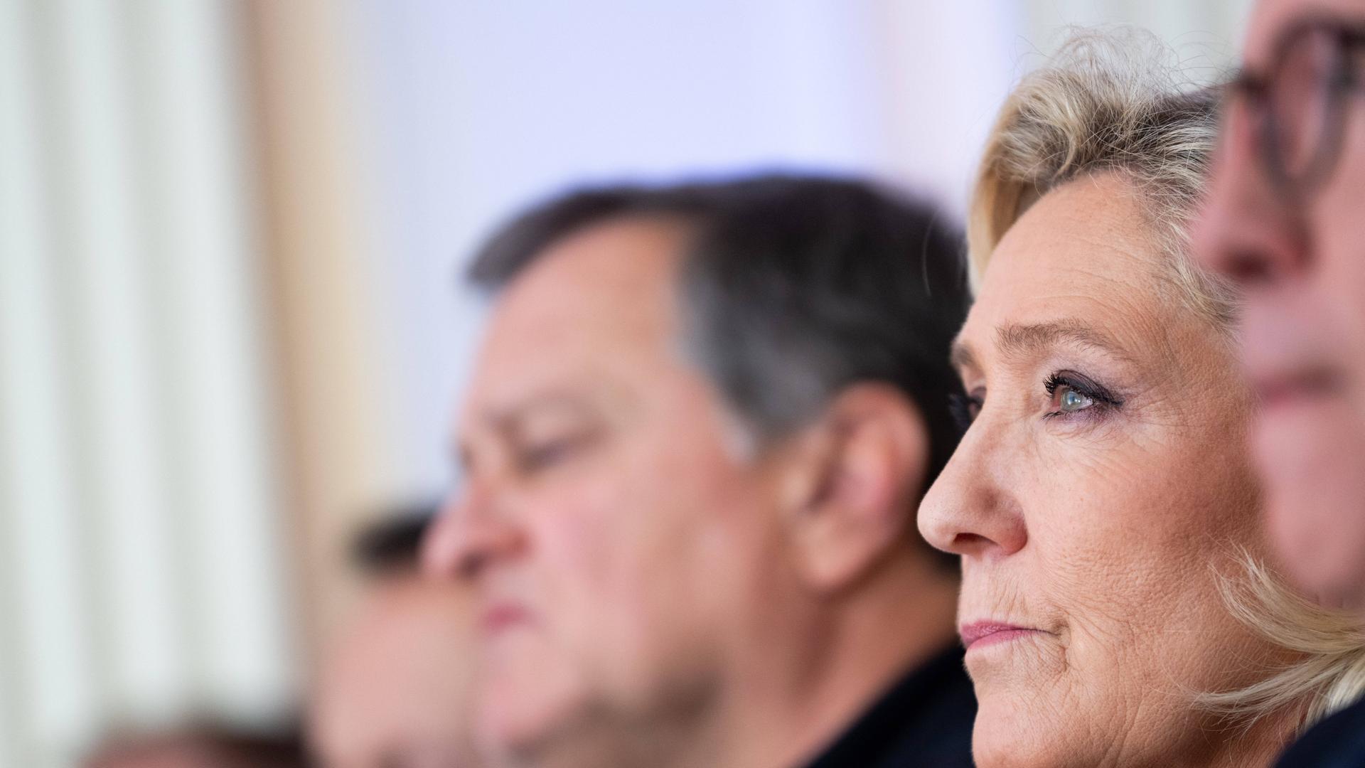 Die französische rechtsradikale Politikerin Marine Le Pen sitzt bei einer Pressekonferenz ihrer Partei Rassemblement National im Publikum.