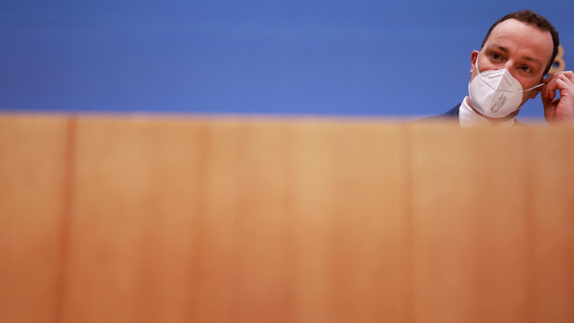 Der damalige Gesundheitsminister Jens Spahn, CDU, mit Corona-Maske in der Bundespressekonferenz.