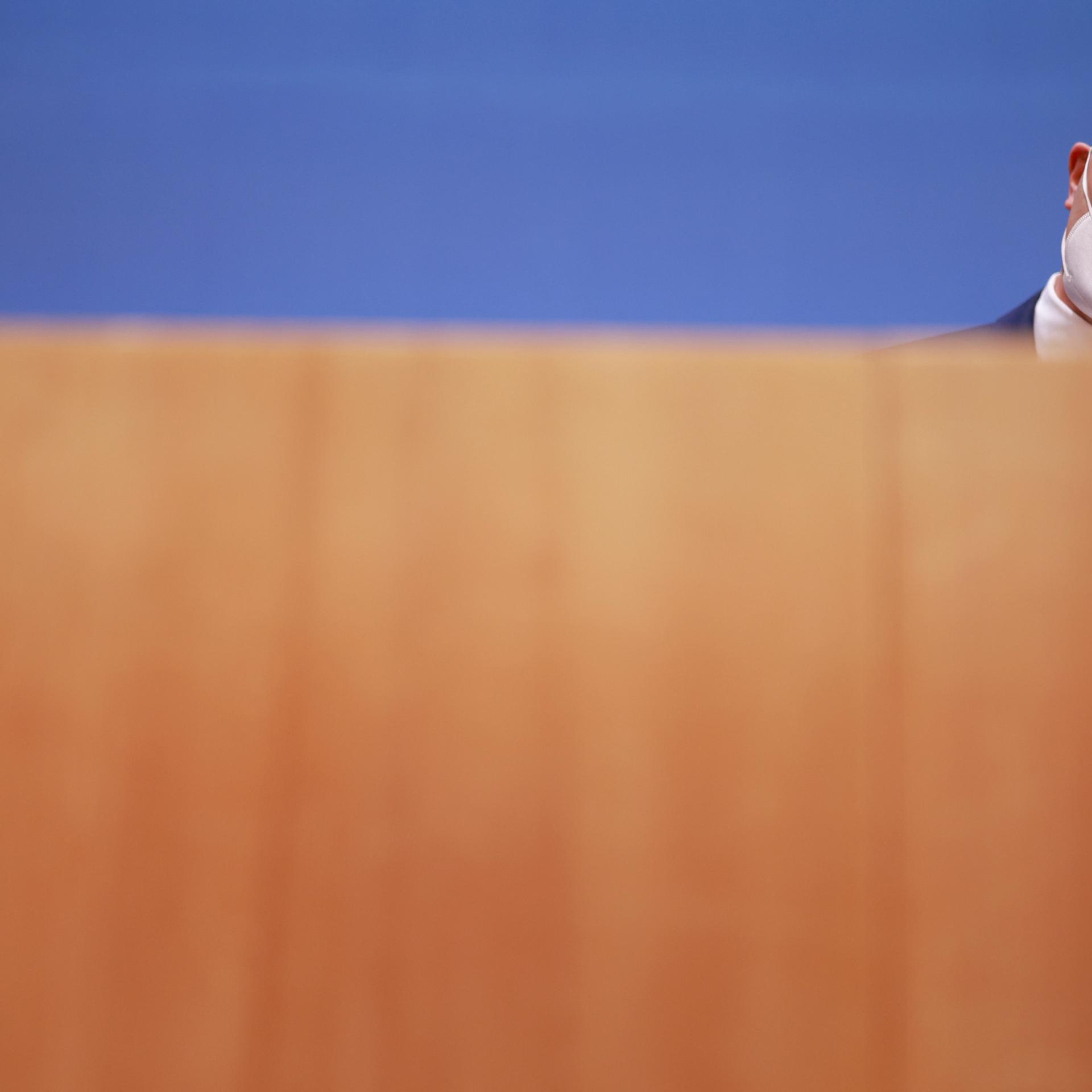 Der damalige Gesundheitsminister Jens Spahn nimmt seine Maske vom Gesicht, aufgenommen am 19. November 2021 in Berlin, Bundespressekonferenz