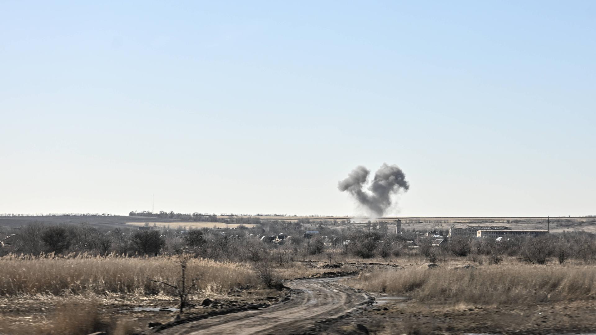 Schwarzer Rauch steigt am 27. Februar 2026 in der Region Saporischschja in der Ukraine in den Himmel auf.
