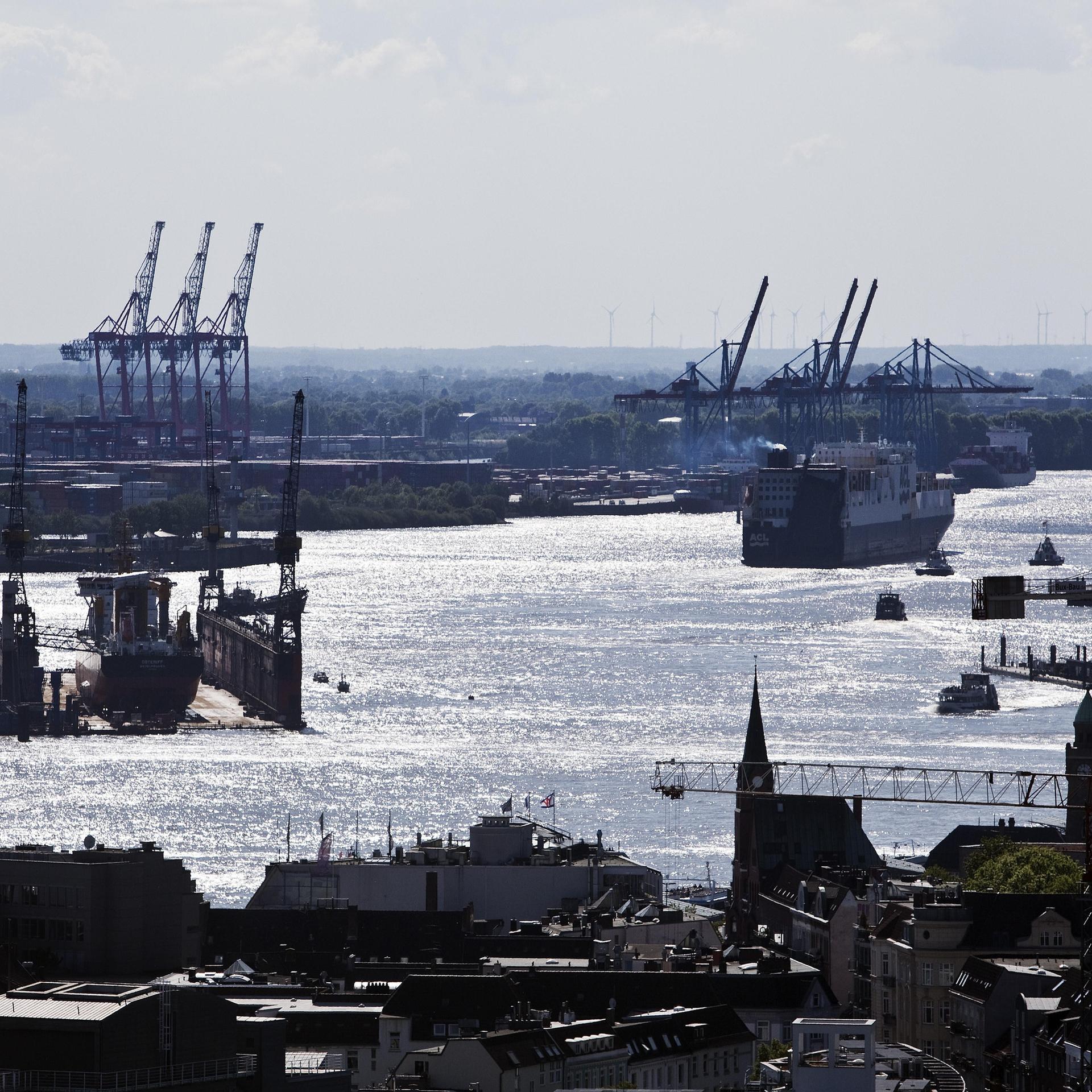 Ausblick vom Mahnmal St. Nikolai auf die Norderelbe und den Hafen, Hamburg, Deutschland, Europa