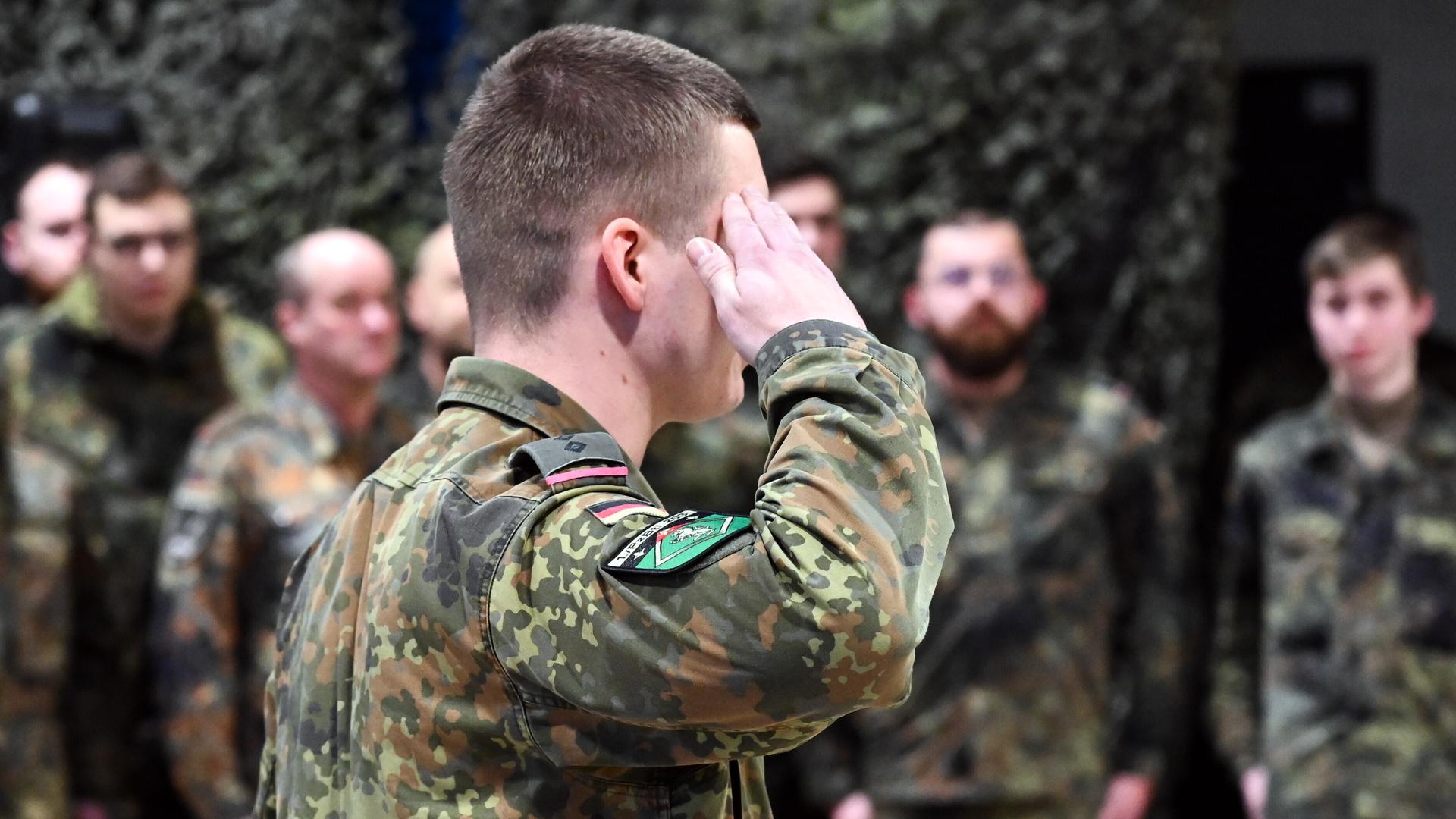 Ein Soldat salutiert. Ein Soldat salutiert.