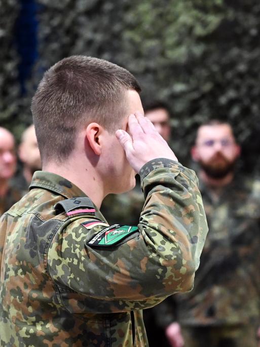 Ein Soldat salutiert.