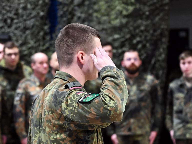 Ein Soldat salutiert.