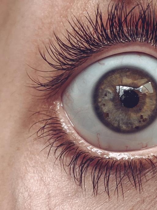Ein weit aufgerissenes menschliches Auge