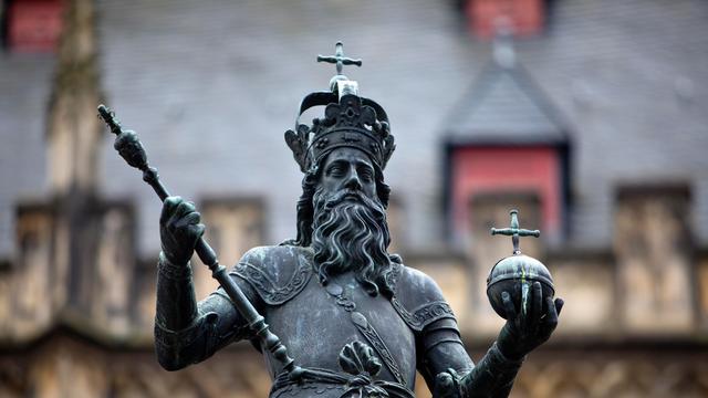 Brunnendenkmal Karl der Grosse, Karlsbrunnen vor dem Rathaus in der Altstadt von Aachen, Nordrhein-Westfalen, Deutschland.