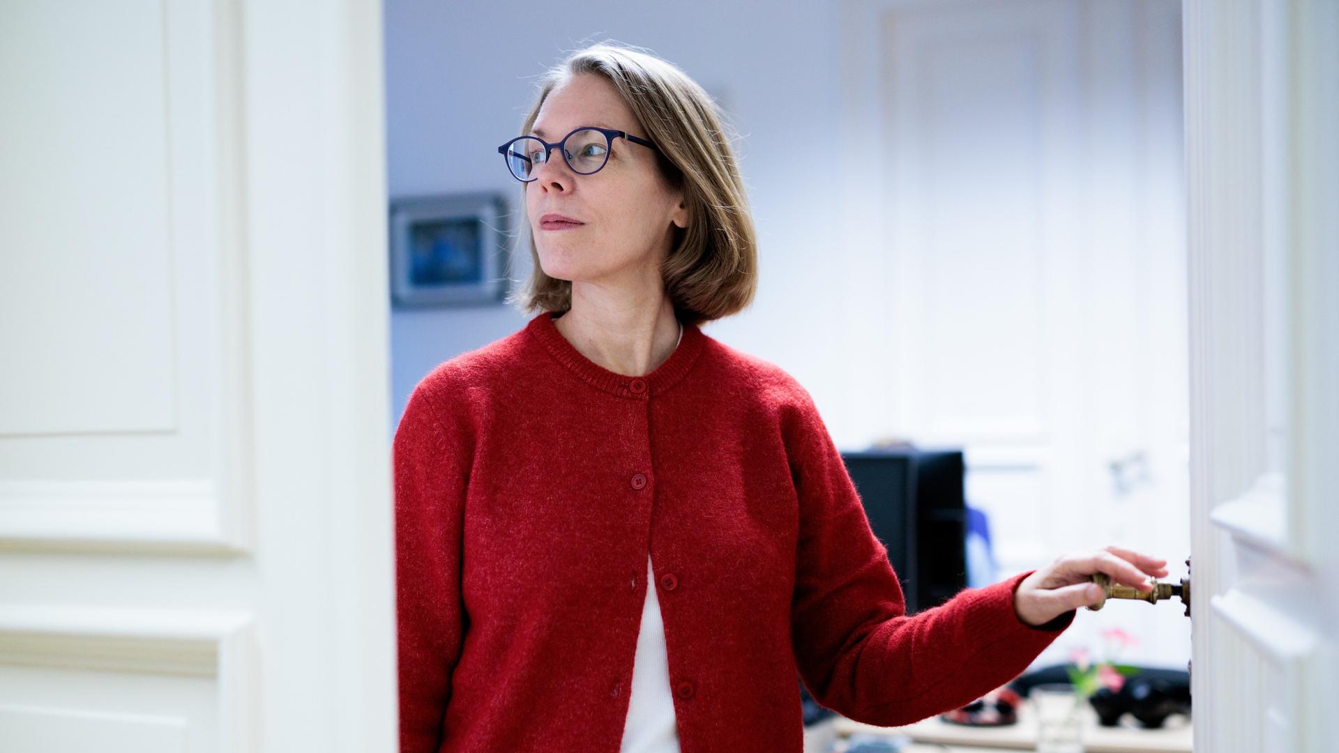 Anne Brorhilker steht in der Tür der Büroräume von Bürgerbewegung Finanzwende e.V. (19.12.2024)