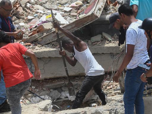Menschen suchen im Bundesstaat La Guaira in den Trümmern nach Überlebenden (Venezuela,25. Juni 2026)