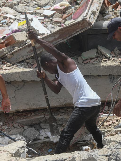 Menschen suchen im Bundesstaat La Guaira in den Trümmern nach Überlebenden (Venezuela,25. Juni 2026)