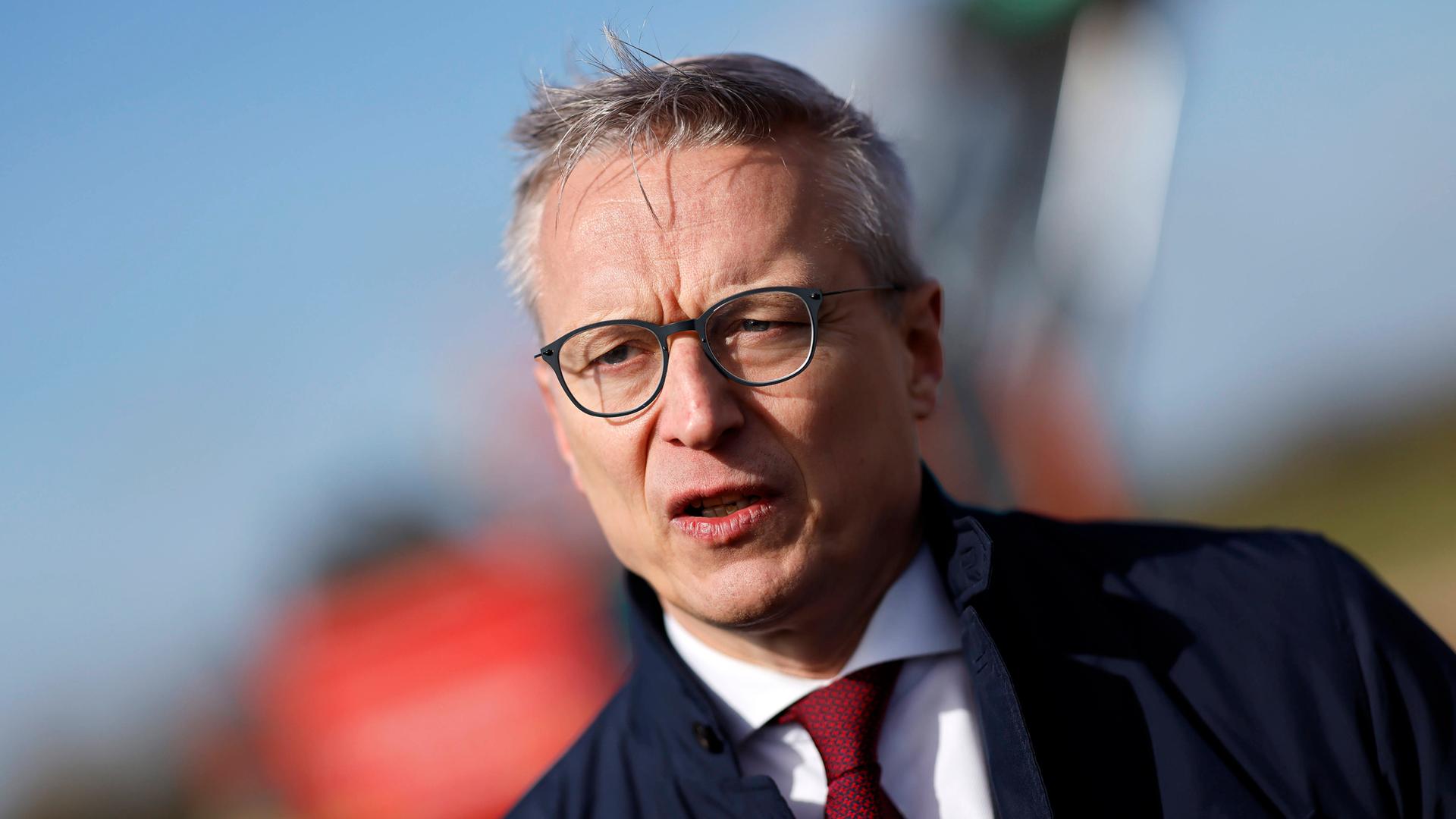 Digitalminister Karsten Wildberger (CDU) spricht im Freien. 