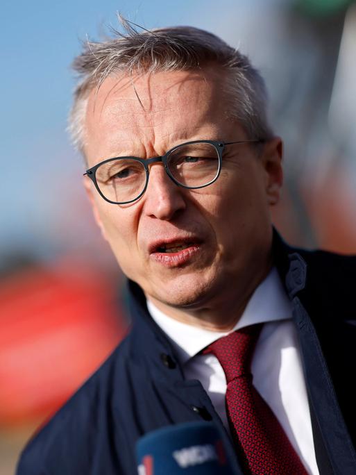 Digitalminister Karsten Wildberger (CDU) beim Spatenstich für das neue Cloud-Rechenzentren von Microsoft.