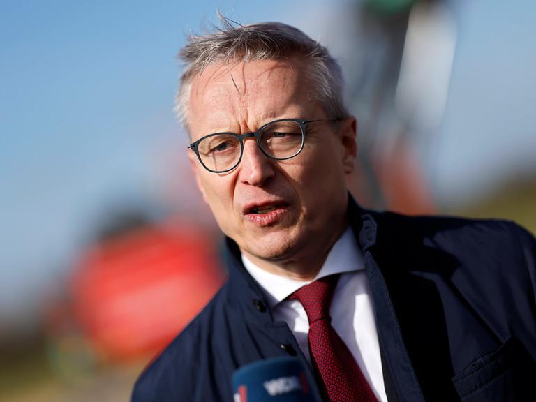 Digitalminister Karsten Wildberger (CDU) beim Spatenstich für das neue Cloud-Rechenzentren von Microsoft.