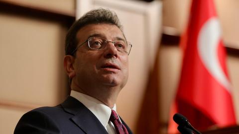 Der türkische Oppositionspolitiker Ekrem Imamoglu bei einer Rede.