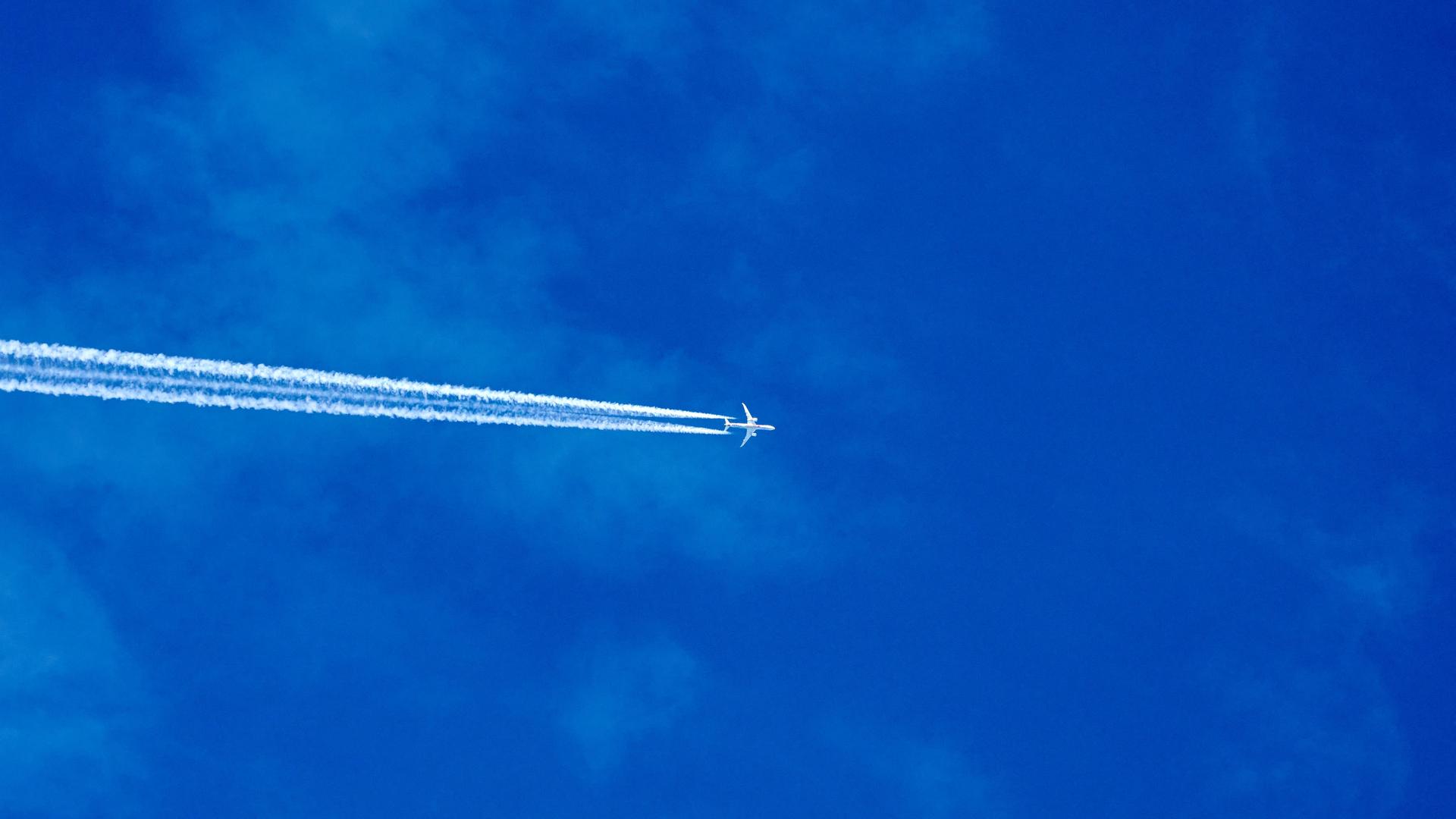 Beliebter Gegenstand von Verschwörungsmythen: Kondensstreifen eines Flugzeugs