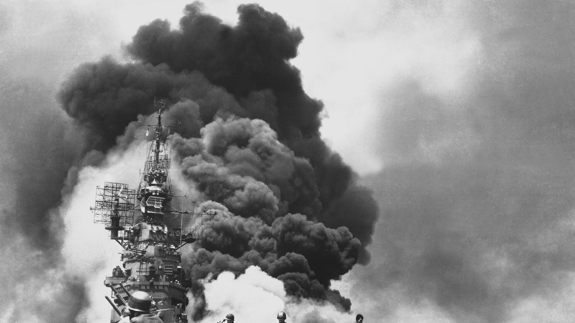 Am 8. Mai endete der Krieg in Europa. Im Pazifik tobte er weiter: Der brennende US-Flugzeugträger USS Bunker Hill nach zwei Kamikazeangriffen während der Schlacht von Okinawa Am 8. Mai endete der Krieg in Europa. Im Pazifik tobte er weiter: Der brennende US-Flugzeugträger USS Bunker Hill nach zwei Kamikazeangriffen während der Schlacht von Okinawa