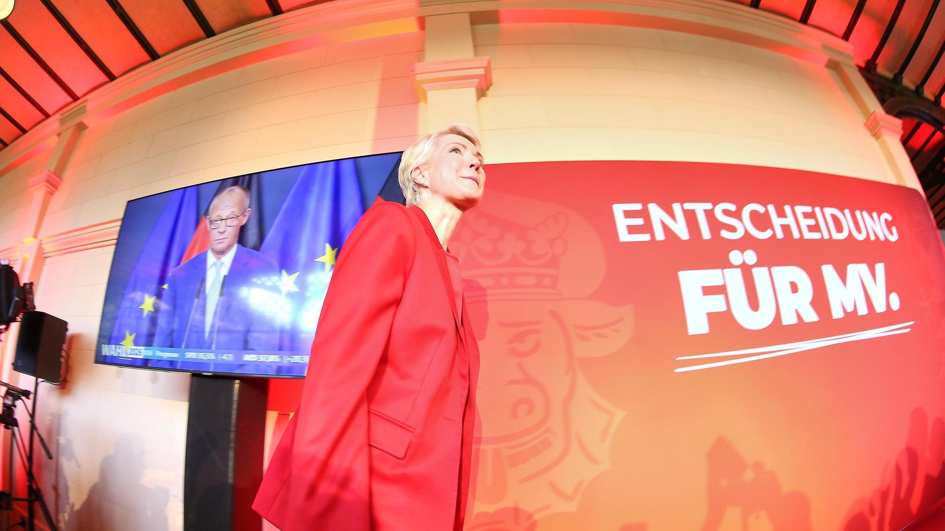 Landtagswahl in Mecklenburg-Vorpommern 2026: Manuela Schwesig läuft auf der SPD-Wahlparty an einem Monitor vorbei, auf dem Bundeskanzler Merz zu sehen ist. Landtagswahl in Mecklenburg-Vorpommern 2026: Manuela Schwesig läuft auf der SPD-Wahlparty an einem Monitor vorbei, auf dem Bundeskanzler Merz zu sehen ist.