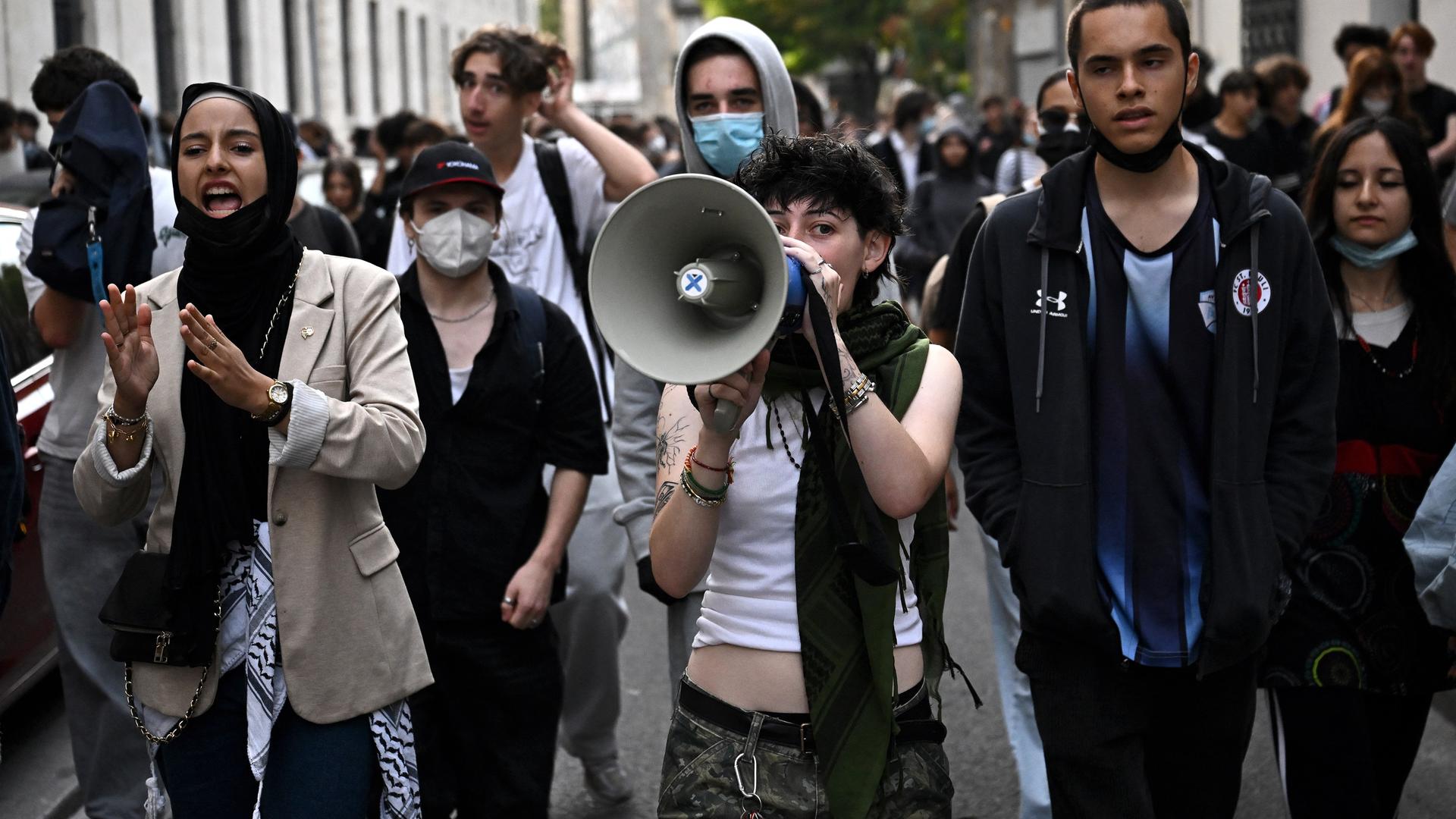 Protestierende Schülerinnen und Schüler, eine Person hält ein Megafon.