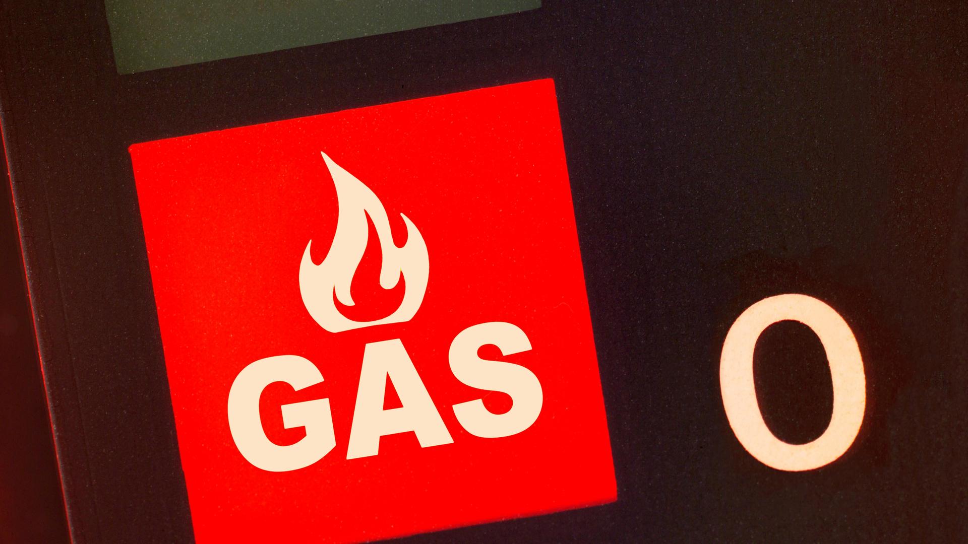 München, Februar 2026, Symbolfoto Gasspeicher in Deutschland sind aktuell nur sehr niedrig gefüllt, Kapazität nur zu ca. 25 Prozent ausgelastet, sehr niedrig in diesem langen kalten Winter mit hohem Gasverbrauch, Symbol, Fotomontage, rotes Warnlicht,… München, Februar 2026, Symbolfoto Gasspeicher in Deutschland sind aktuell nur sehr niedrig gefüllt, Kapazität nur zu ca. 25 Prozent ausgelastet, sehr niedrig in diesem langen kalten Winter mit hohem Gasverbrauch, Symbol, Fotomontage, rotes Warnlicht,…