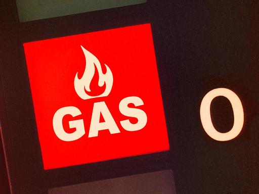 München, Februar 2026, Symbolfoto Gasspeicher in Deutschland sind aktuell nur sehr niedrig gefüllt, Kapazität nur zu ca. 25 Prozent ausgelastet, sehr niedrig in diesem langen kalten Winter mit hohem Gasverbrauch, Symbol, Fotomontage, rotes Warnlicht,…
