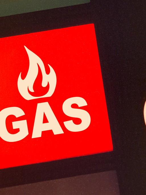 München, Februar 2026, Symbolfoto Gasspeicher in Deutschland sind aktuell nur sehr niedrig gefüllt, Kapazität nur zu ca. 25 Prozent ausgelastet, sehr niedrig in diesem langen kalten Winter mit hohem Gasverbrauch, Symbol, Fotomontage, rotes Warnlicht,…