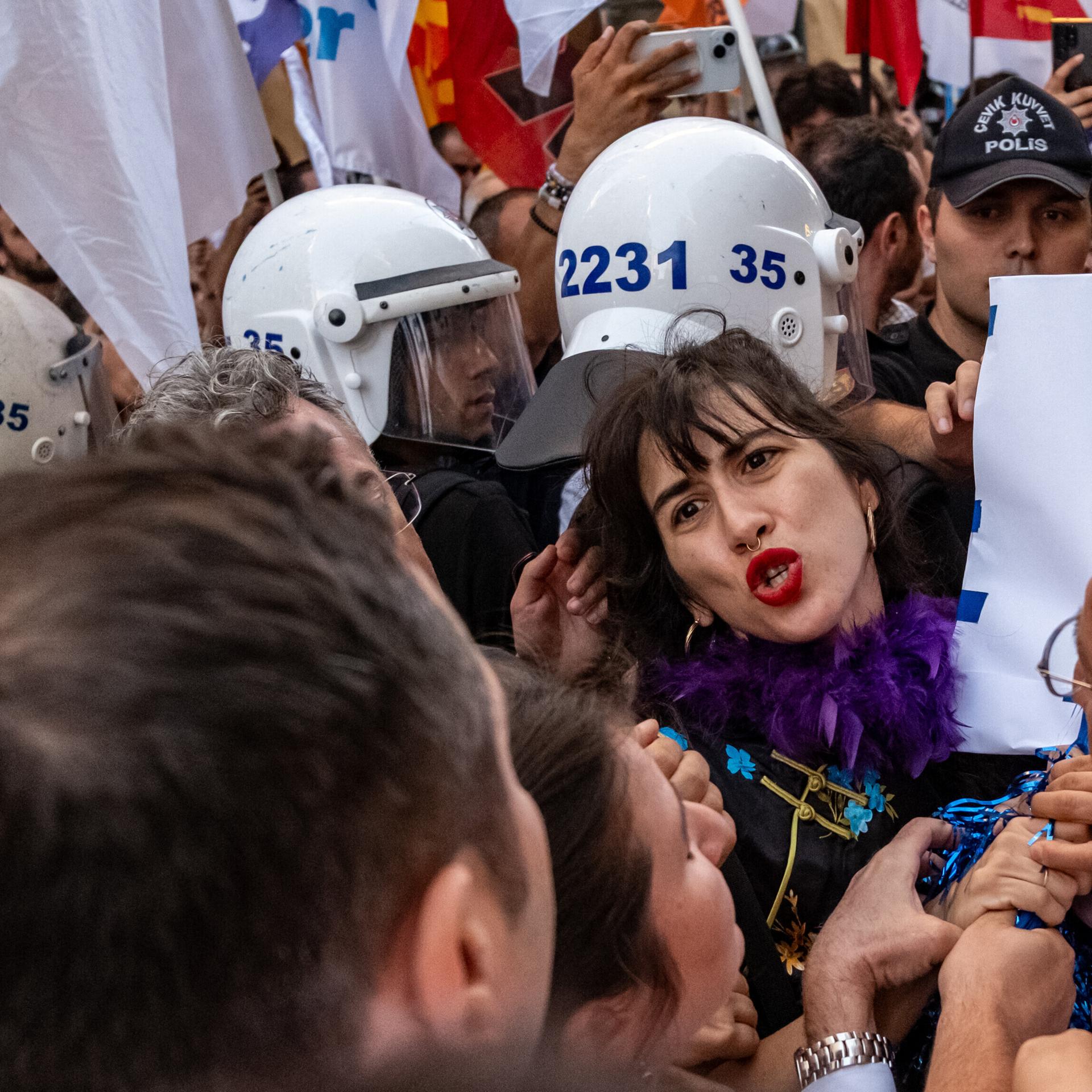 Türkische Bereitschaftspolizisten gehen durch die Menge einer Demonstration von LGBTQ-Aktivisten (Izmir, Türkei, 14.09.2026)