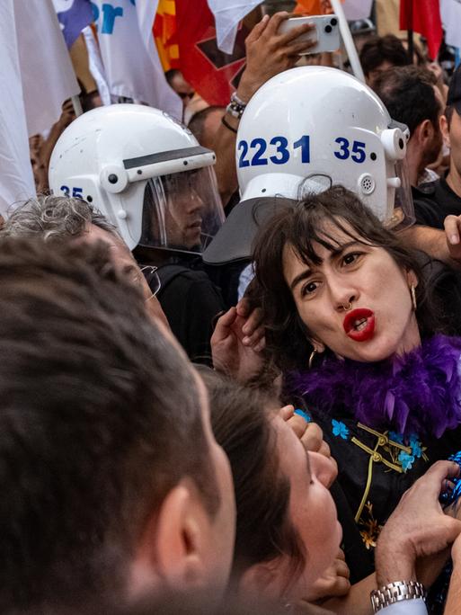 Türkische Bereitschaftspolizisten gehen durch die Menge einer Demonstration von LGBTQ-Aktivisten (Izmir, Türkei, 14.09.2026)