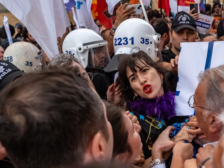 Türkische Bereitschaftspolizisten gehen durch die Menge einer Demonstration von LGBTQ-Aktivisten (Izmir, Türkei, 14.09.2026)