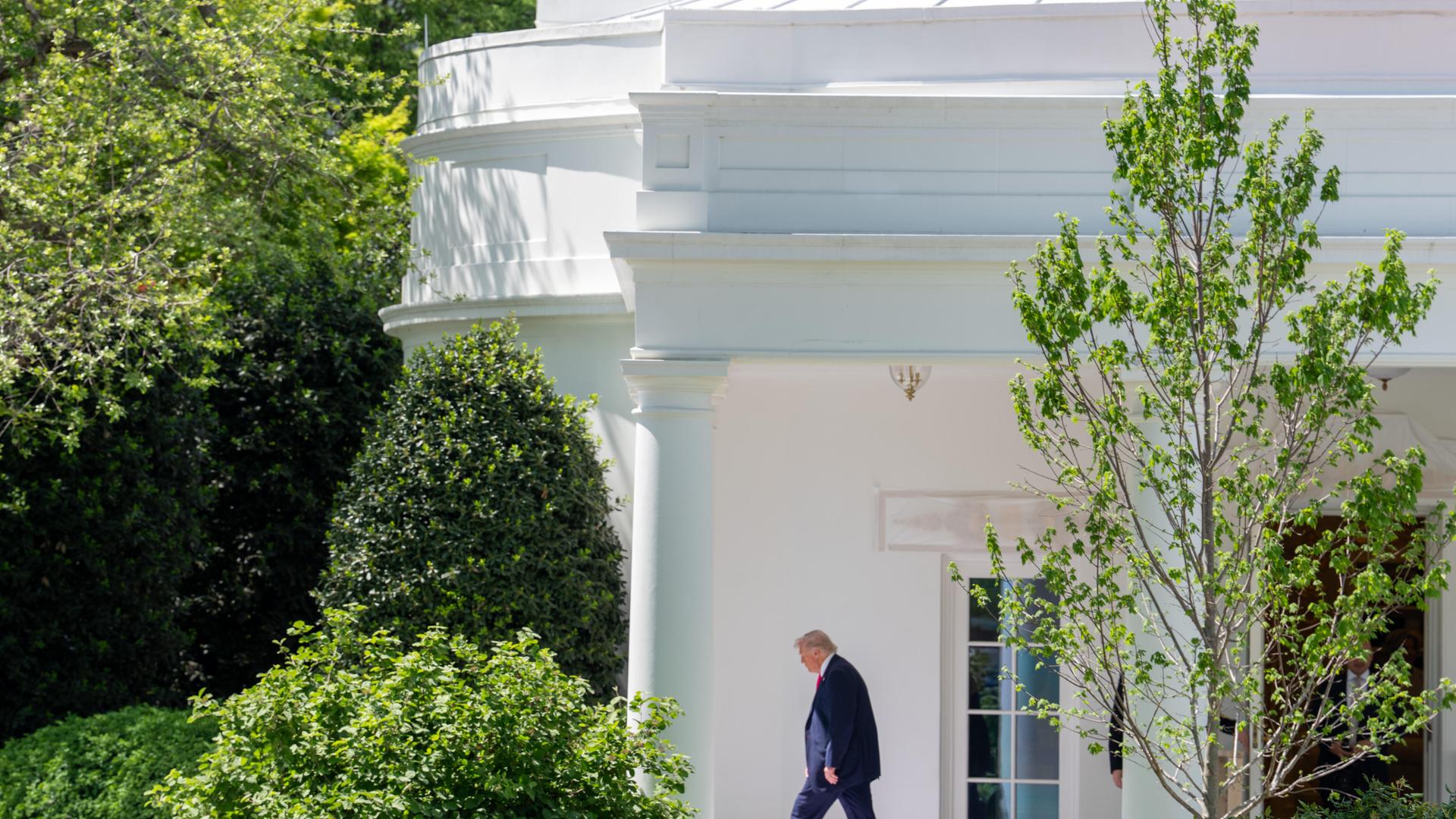 Trump spaziert vor dem Weißen Haus