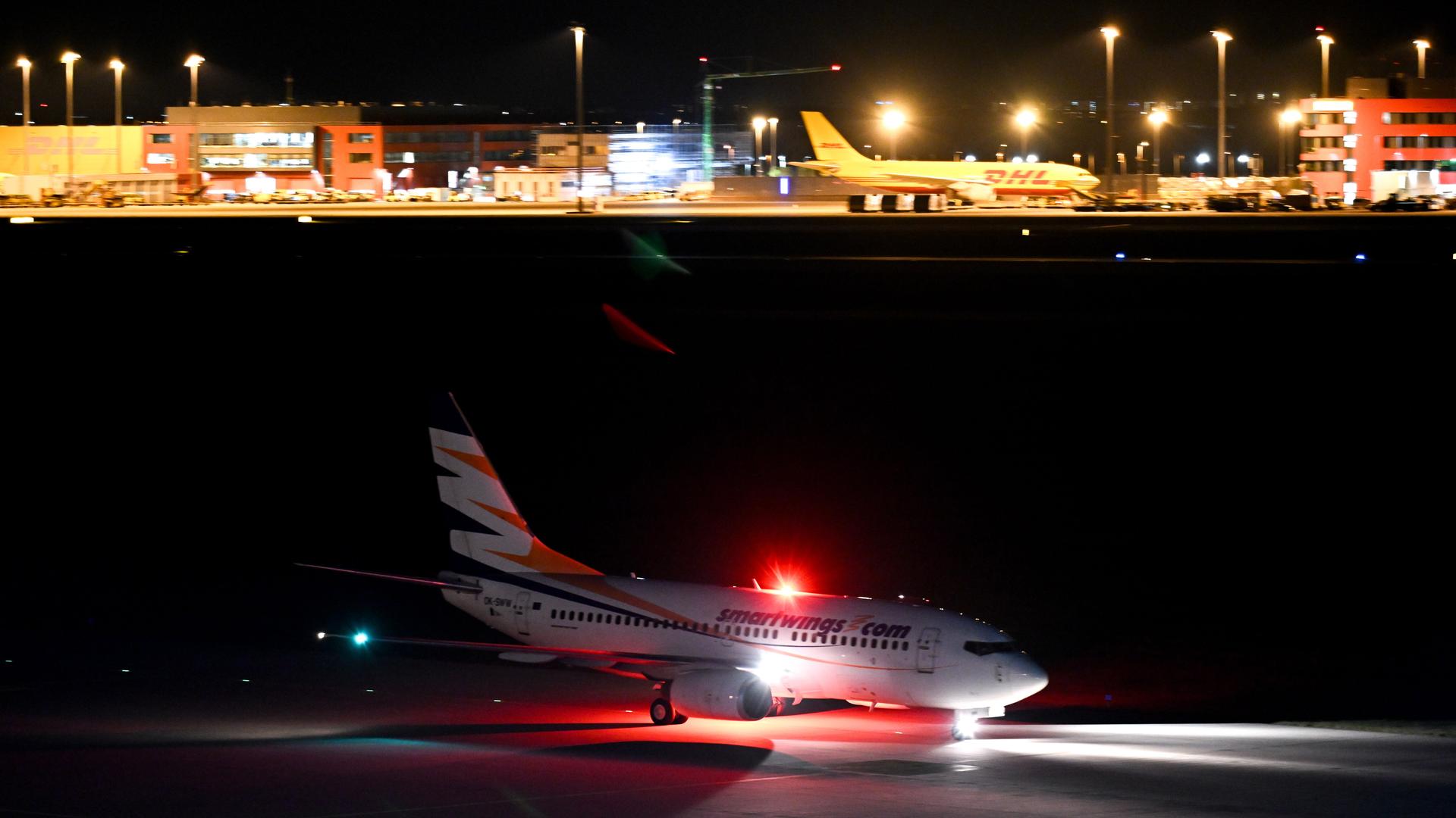 Ein Flugzeug landet auf dem Flughafen Leipzig/Halle. Mit der Maschine sind ehemalige Ortskräfte deutscher Institutionen aus Afghanistan in Leipzig gelandet.