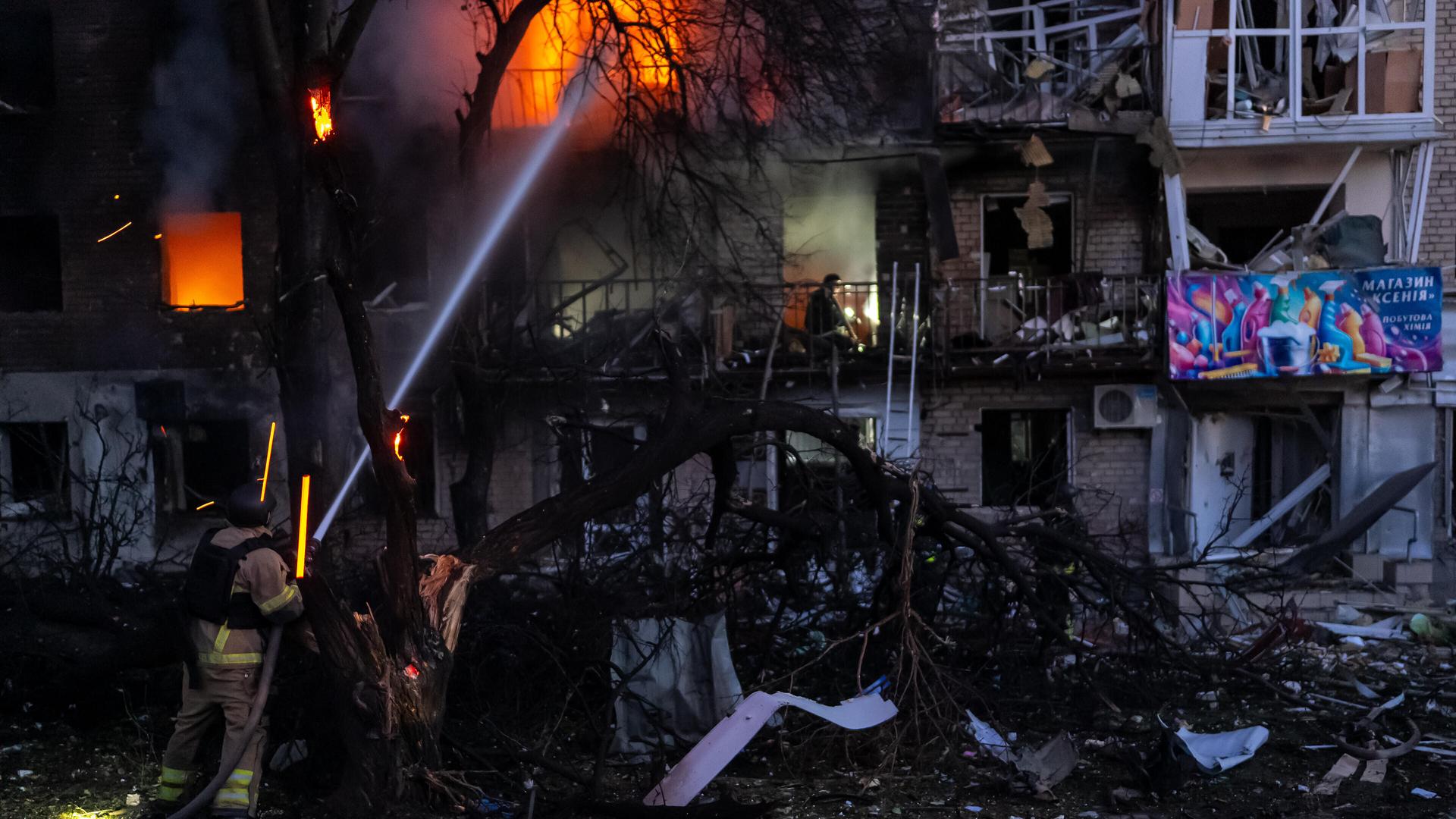 Feuerwehr löcht brennendes Haus in der Ukraine