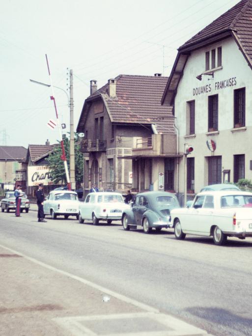 Grenzkontrollen an der französisch-luxemburgischen Grenze in Schengen, aufgenommen wohl zu Beginn der 1960er Jahre Grenzkontrollen an der französisch-luxemburgischen Grenze in Schengen, aufgenommen wohl zu Beginn der 1960er Jahre