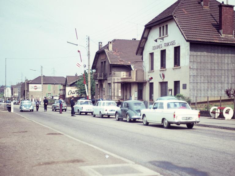 Grenzkontrollen an der französisch-luxemburgischen Grenze in Schengen, aufgenommen wohl zu Beginn der 1960er Jahre Grenzkontrollen an der französisch-luxemburgischen Grenze in Schengen, aufgenommen wohl zu Beginn der 1960er Jahre