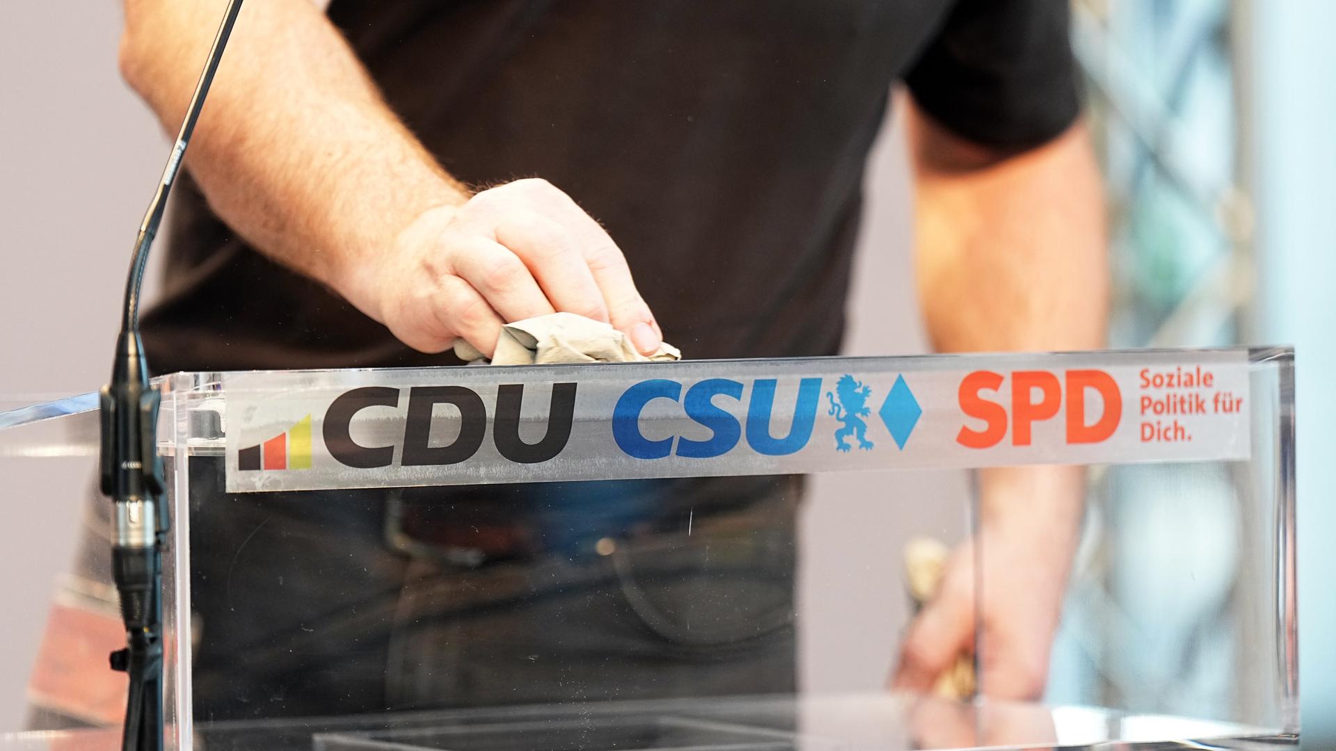 Die Rednerpulte werden vor einer Pressekonferenz der Parteivorsitzenden von Union und SPD zur Vorstellung des Koalitionsvertrages im Paul-Löbe-Haus vorbereitet.