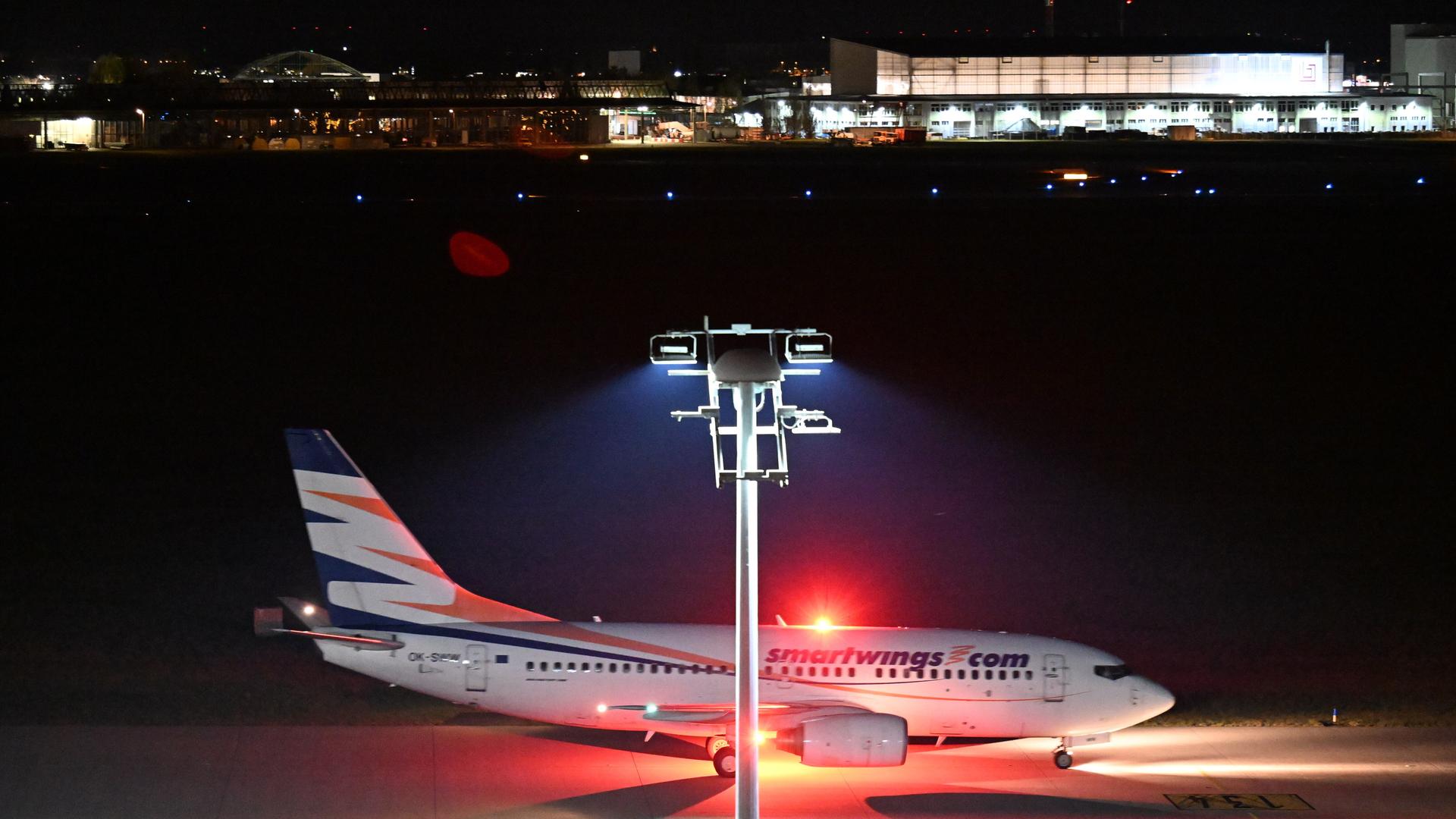 Ein Flugzeug im Dunklen auf dem Flughafen Leipzig/Halle Ein Flugzeug im Dunklen auf dem Flughafen Leipzig/Halle