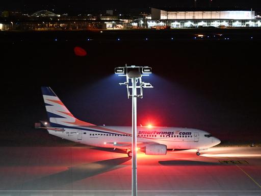 Ein Flugzeug im Dunklen auf dem Flughafen Leipzig/Halle