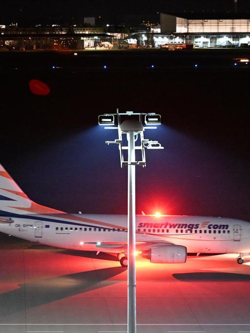 Ein Flugzeug im Dunklen auf dem Flughafen Leipzig/Halle
