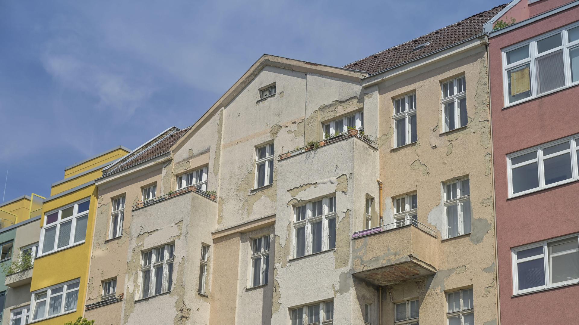 Ein verfallenes Haus zwischen bei renovierten Häusern Ein verfallenes Haus zwischen bei renovierten Häusern