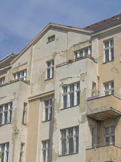 Ein verfallenes Haus zwischen bei renovierten Häusern Ein verfallenes Haus zwischen bei renovierten Häusern