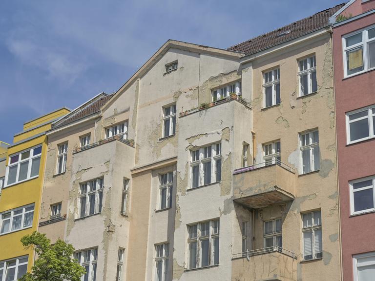 Ein verfallenes Haus zwischen bei renovierten Häusern Ein verfallenes Haus zwischen bei renovierten Häusern